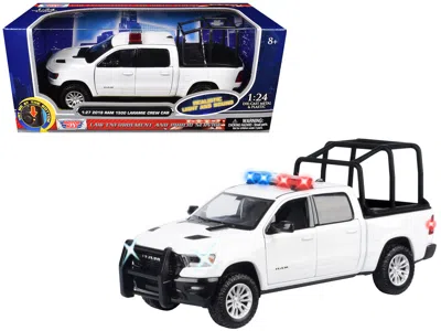 Motormax 2019 Ram 1500 Laramie Crew Cab Pickup Truck With Bed Cage White With Flashing Light Bar And Front An