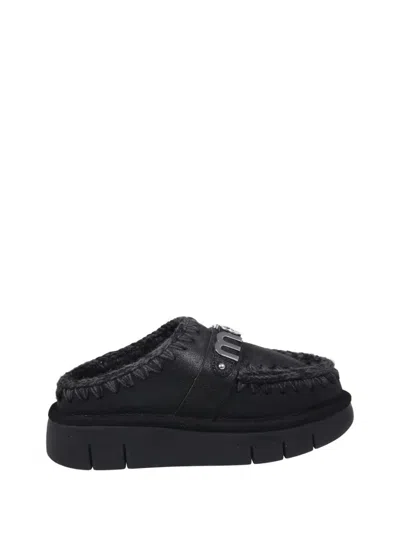 Mou Bounce Clog Metal Logo Mule In Black