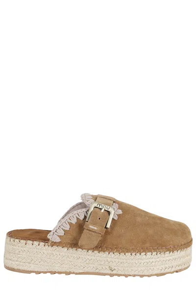 Mou Cognac Jute Crochet Trim Adjustable Strap Suede Clogs In Gold