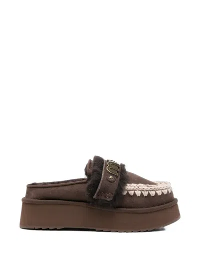 Mou Logo-plaque Crochet-trim Slippers In Brown