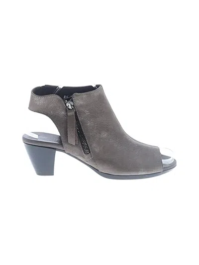 Pre-owned Munro American Ankle Boots In Tan