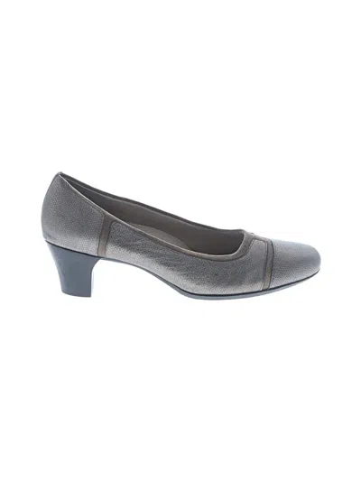 Pre-owned Munro American Heels In Gray