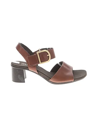 Pre-owned Munro American Sandals In Brown