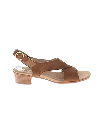 Pre-owned Munro American Sandals In Tan