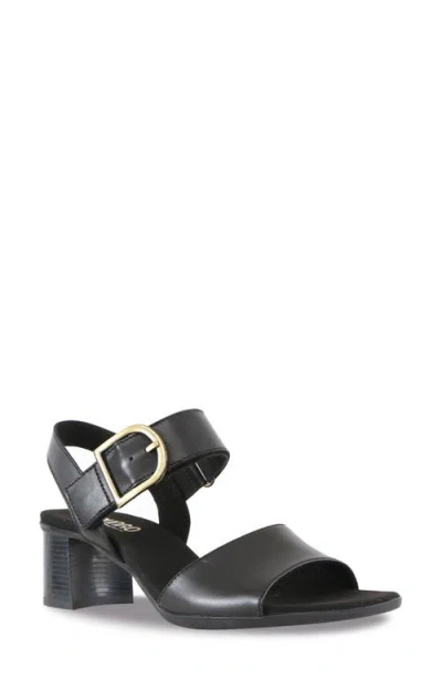 Munro Neeta Block Heel Sandal