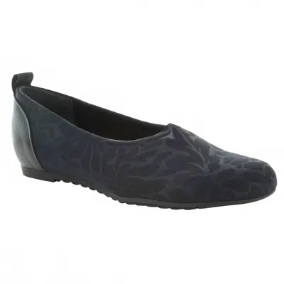 Munro Women's Iriana Flats In Black In Blue