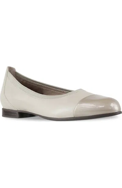 MUNRO WOMEN'S MILA BALLET FLAT IN CREAM COMBO