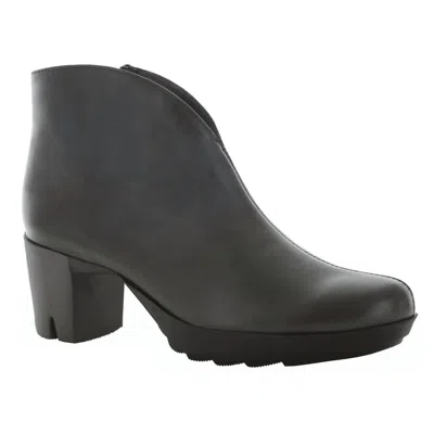 Munro Women's Robynette Bootie In Bittersweet Kid Leather In Black