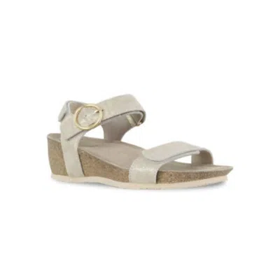MUNRO WOMEN'S SINTRA SANDAL IN GOLD TAN COMBO