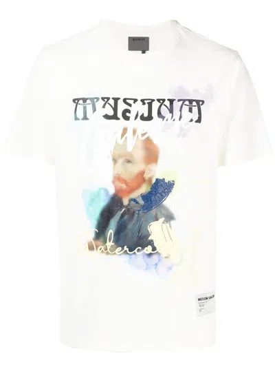 Musium Div. T-shirt Mit Grafischem Print In White
