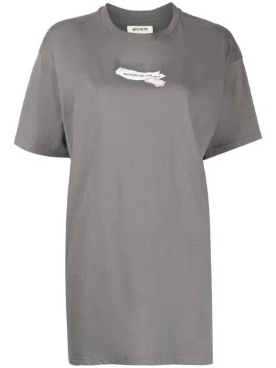 Musium Div. Logo-print Long Cotton T-shirt In Grau