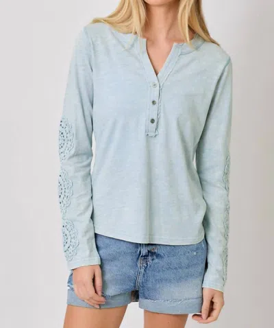 Mystree Crochet Spot Henley Tee In Washed Blue In Burgundy