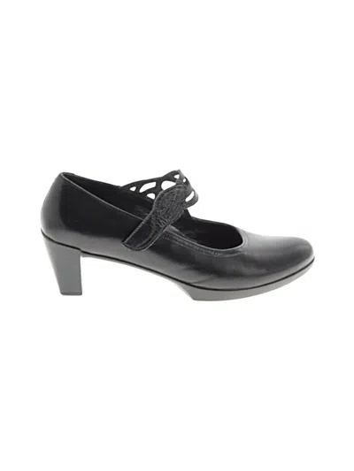 Pre-owned Naot Flats In Black