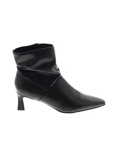 Pre-owned Naturalizer Ankle Boots In Black