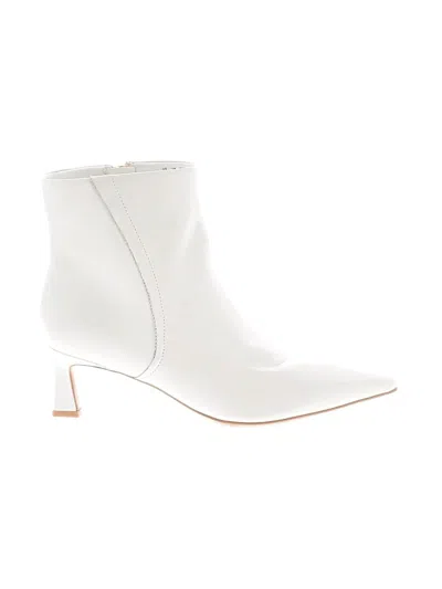 Pre-owned Naturalizer Ankle Boots In White