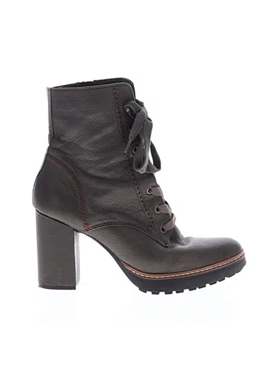 Pre-owned Naturalizer Boots In Green