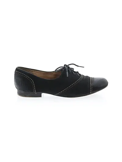 Pre-owned Naturalizer Flats In Black