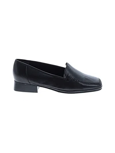 Pre-owned Naturalizer Flats In Black