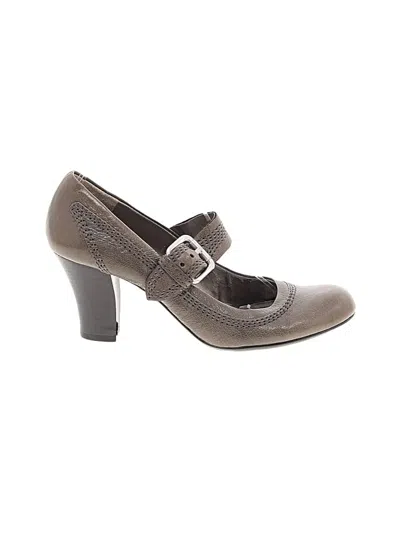 Pre-owned Naturalizer Heels In Brown