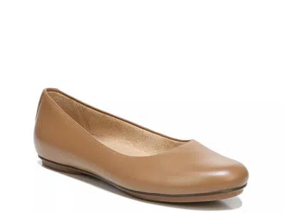 Naturalizer Maxwell Ballet Flat In Neutral