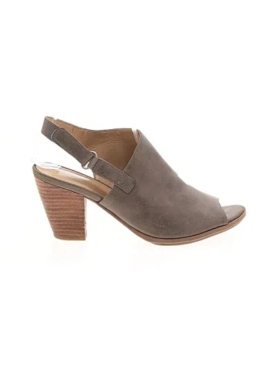 Pre-owned Naturalizer Sandals In Gray