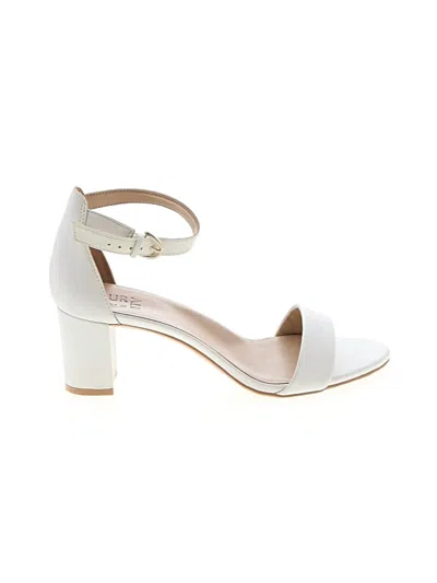 Pre-owned Naturalizer Sandals In White