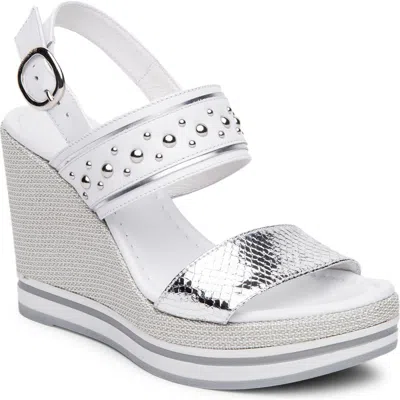 Nerogiardini Metallic Platform Wedge Sandal In White/silver