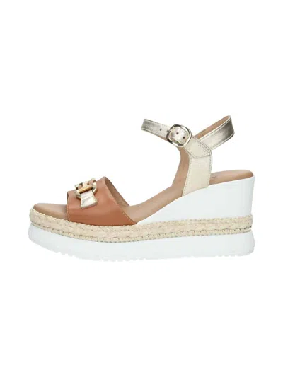 NEROGIARDINI WOMEN'S ARMENIA WEDGE SANDAL IN COGNAC/GOLD