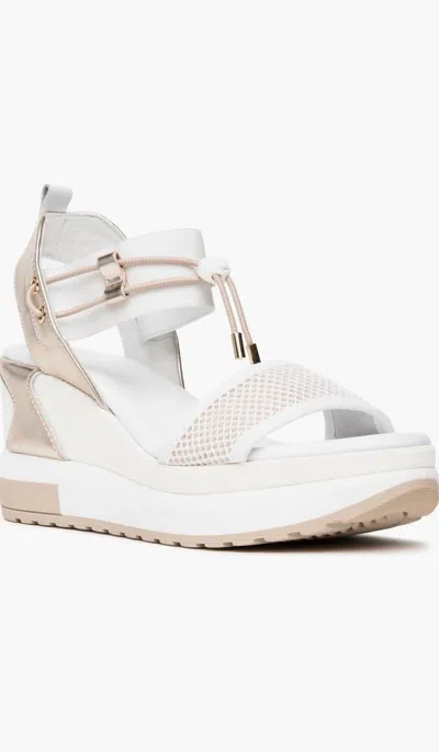 NEROGIARDINI WOMEN'S BUNGEE PLATFORM WEDGE SANDALS IN WHITE/GOLD