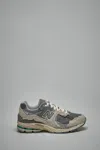 New Balance Layered Mesh And Suede Sneakers With Retro Aesthetic In Gray