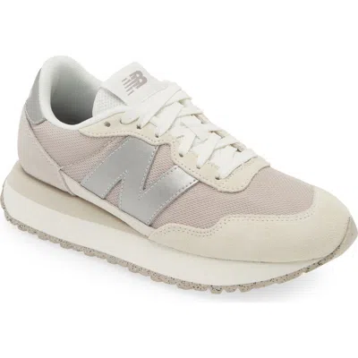 New Balance 237 Sneaker In Beige/off White