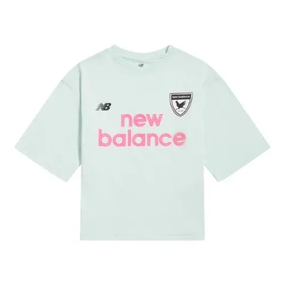 New Balance Mädchen Football Badge Graphic T-shirt In Grün, Baumwolle, Grösse 9-10 Jahre In Green