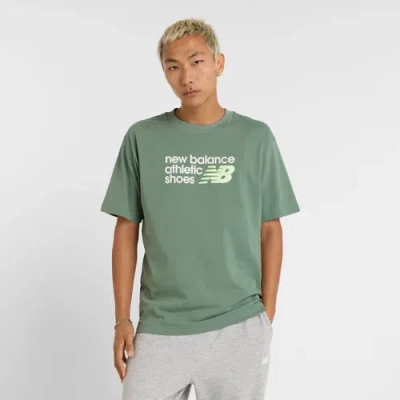 NEW BALANCE HERREN ATHLETICS PREMIUM RELAXED CHEST LOGO T-SHIRT IN GRÜN, BAUMWOLLE, GRÖSSE XL