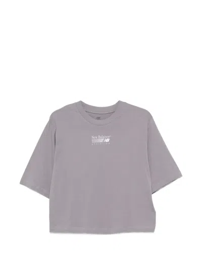 New Balance Trackside Cropped-t-shirt Mit Logo In Gray