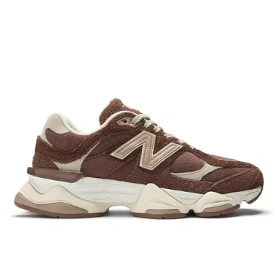 NEW BALANCE UNISEX 9060 IN BRAUN/GRAU, WILDLEDER/MESH, GRÖSSE 42.5