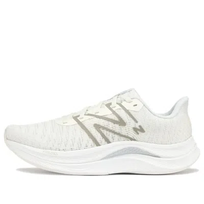 New Balance Damen Fuelcell Propel V4 In Weiss/grau, Synthetic, Grösse 41.5 In White/blanc/grey