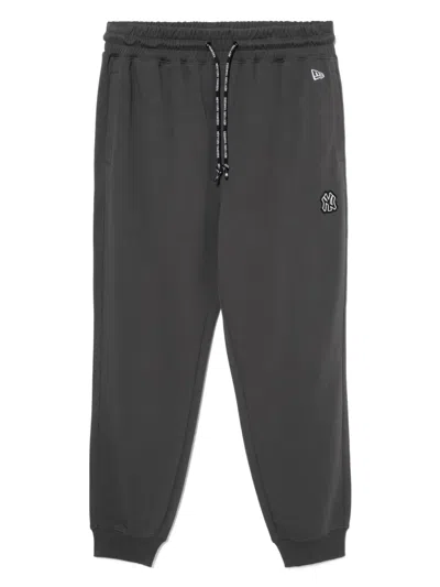 New Era Hose Mit Logo-prägung In Gray