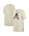 NEW ERA MEN'S CREAM ATLANTA BRAVES 4TH OF JULY FLAG FILL T-SHIRT