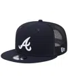 NEW ERA MEN'S NEW ERA NAVY ATLANTA BRAVES TEAM COLOR TRUCKER 9FIFTY SNAPBACK HAT