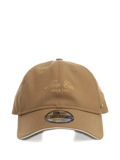 New Era Metal Logo Curved Visor Cap In Brown