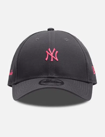 New Era New York Yankees Mini Logo 9forty Cap In Black