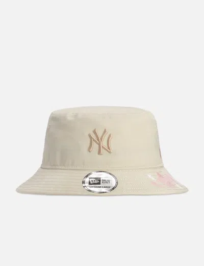 New Era New York Yankees Sakura Bucket Hat In Beige