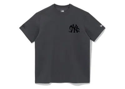 Pre-owned New Era X Bts X Mlb Black Swan New York Yankees T-shirt In Charcoal