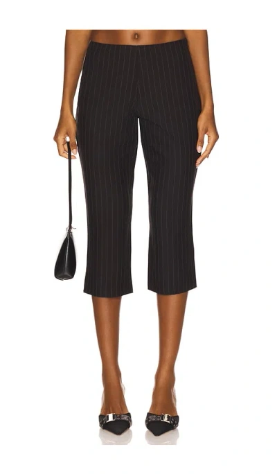 Nia Cruz Capri In Black