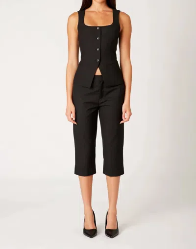 Nia Cruz Capri In Black