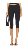 Nia Timothee Capri Pants In 黑色