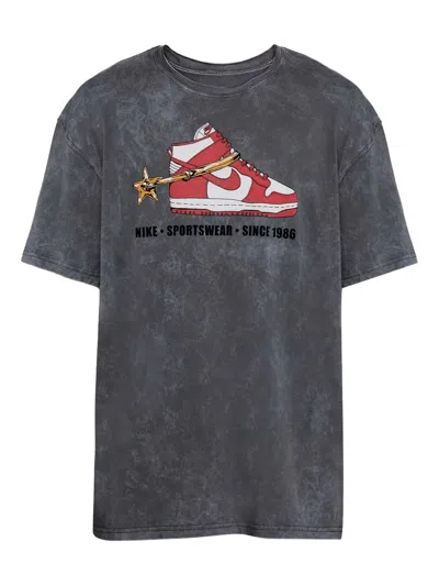 NIKE ACID-WASH SNEAKER-PRINT T-SHIRT