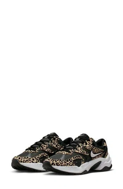 Nike Air Max Invigor Sneaker In Black