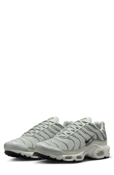 Nike Air Max Plus Sneaker In Silver/black