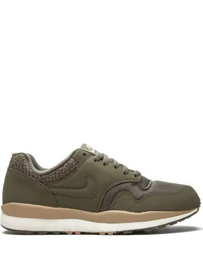 Nike Air Safari Le Sneakers In Green